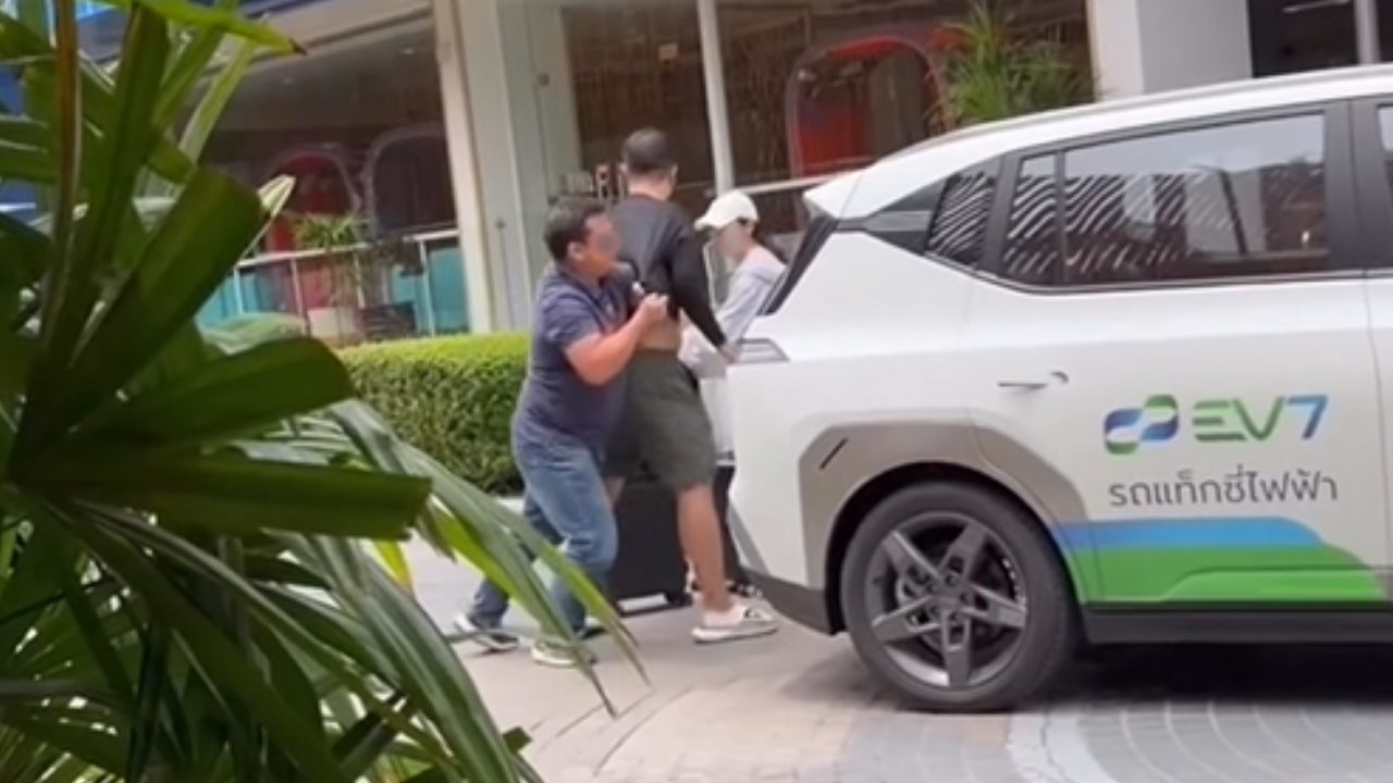 Argument video between Phuket taxi driver and foreign passenger