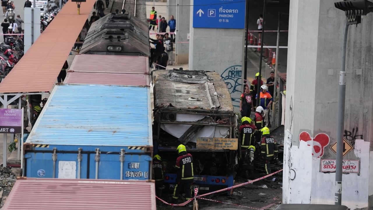 Fatal crash on railway track in Bangkok