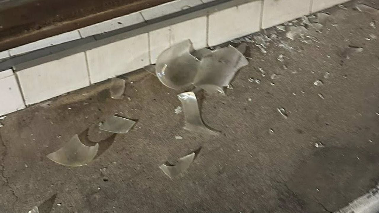 Foreign teens steals and damages lamp in Phuket