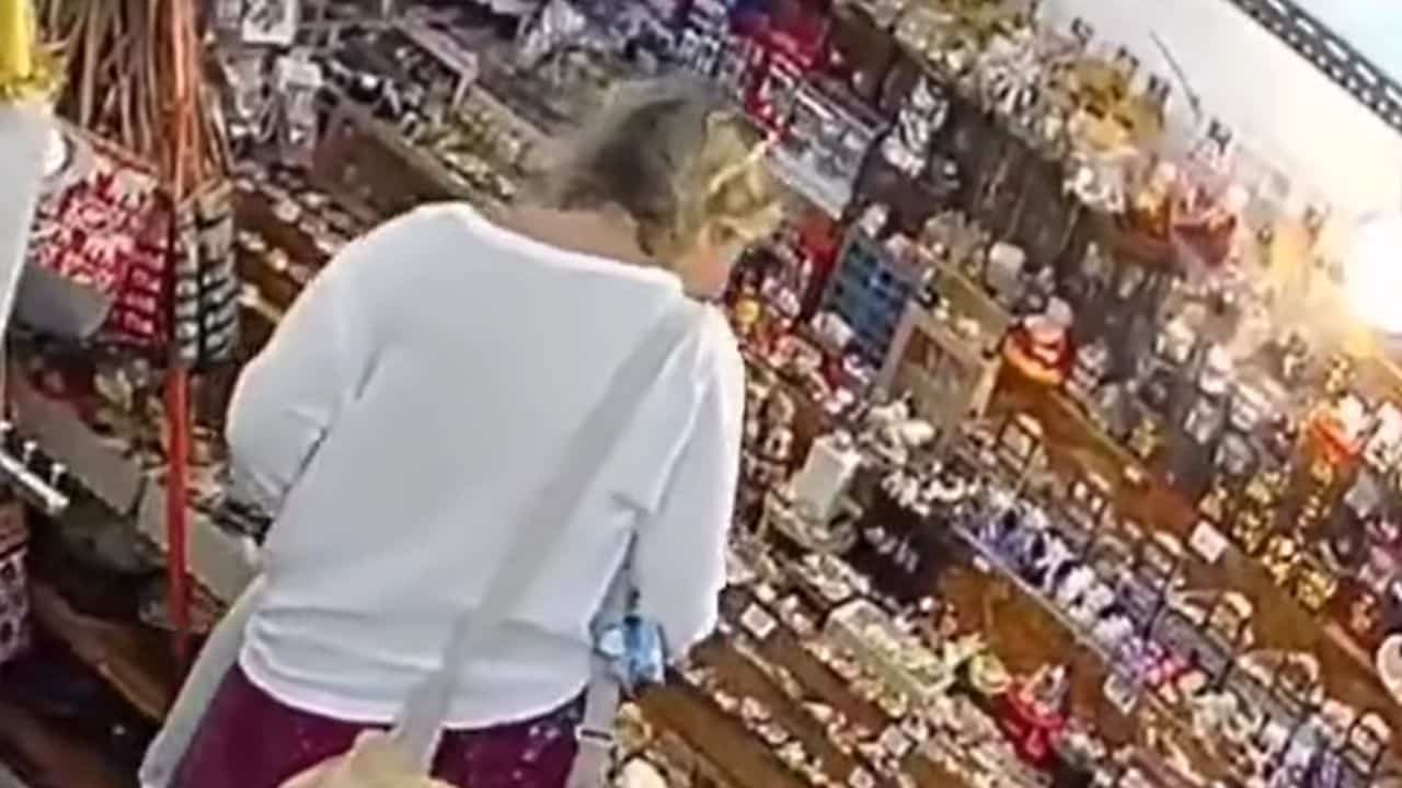 Foreign woman steal from shop in Phuket
