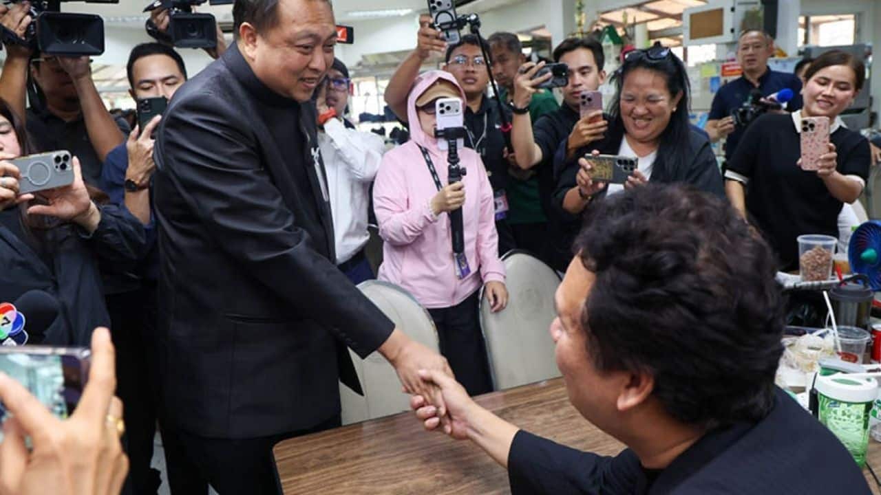 minister issues apology after confrontation with journalist