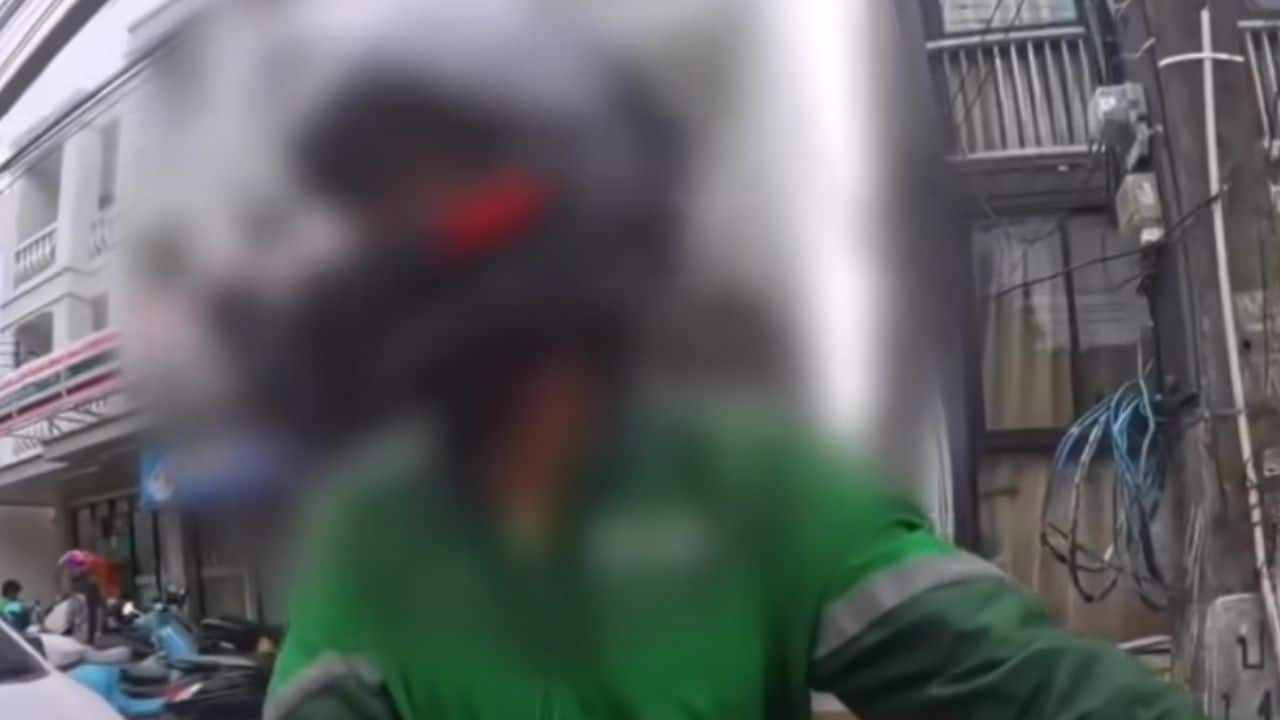 Thai rider criticised for helping foreigners pass police checkpoint