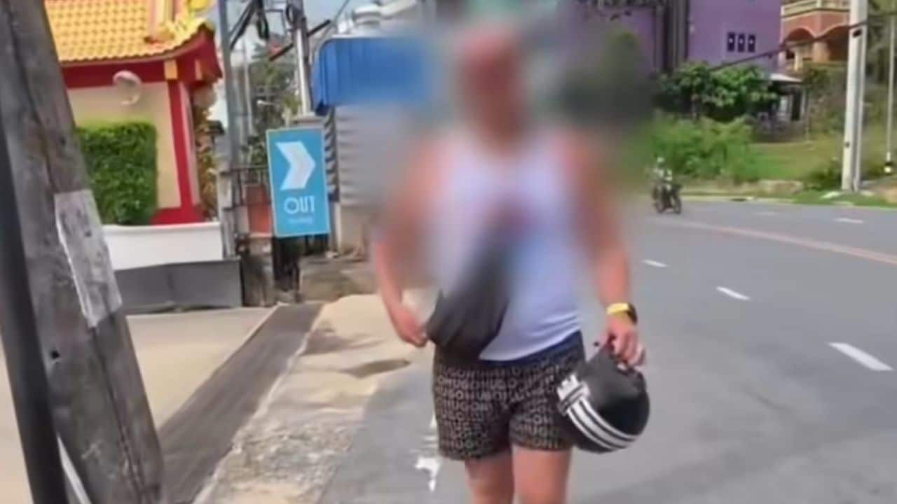 Foreign man pays Thai man to avoid police checkpoint in Phuket