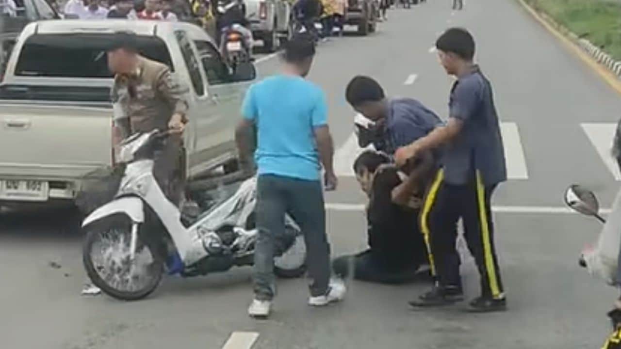 Two Thai students help police arrest suspect