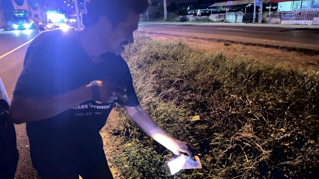 Locals help Chinese woman recovered cash scattered on road