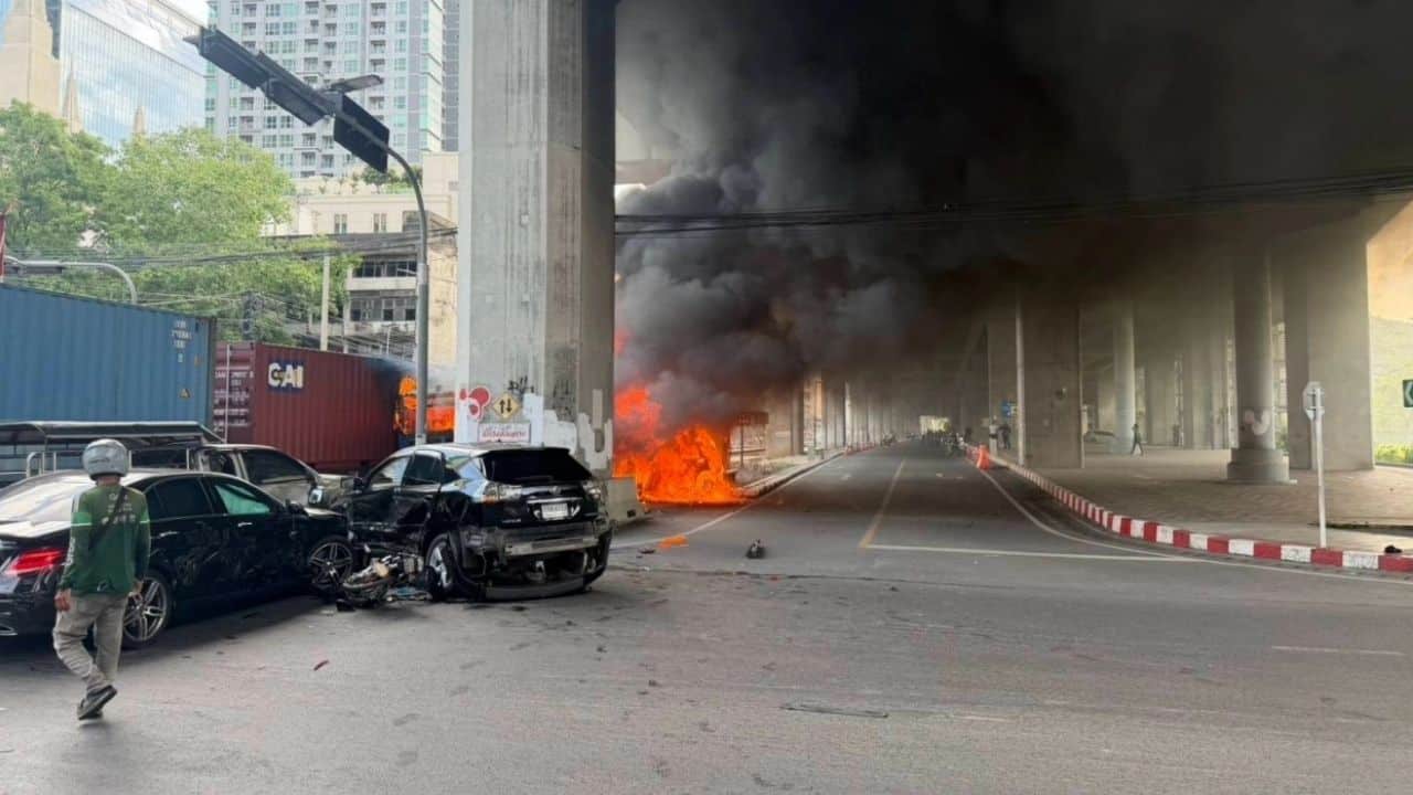 Bangkok railway crossing crash kills 8