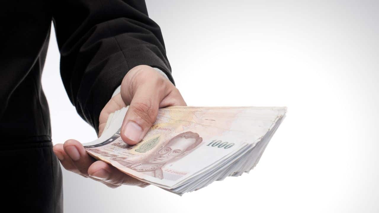 Handling Thai banknotes