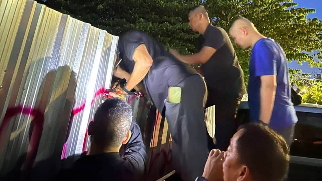 A Nigerian cocaine suspect was arrested in Bangkok after fleeing a Ramkhamhaeng drug sting and hiding in a drainage ditch.