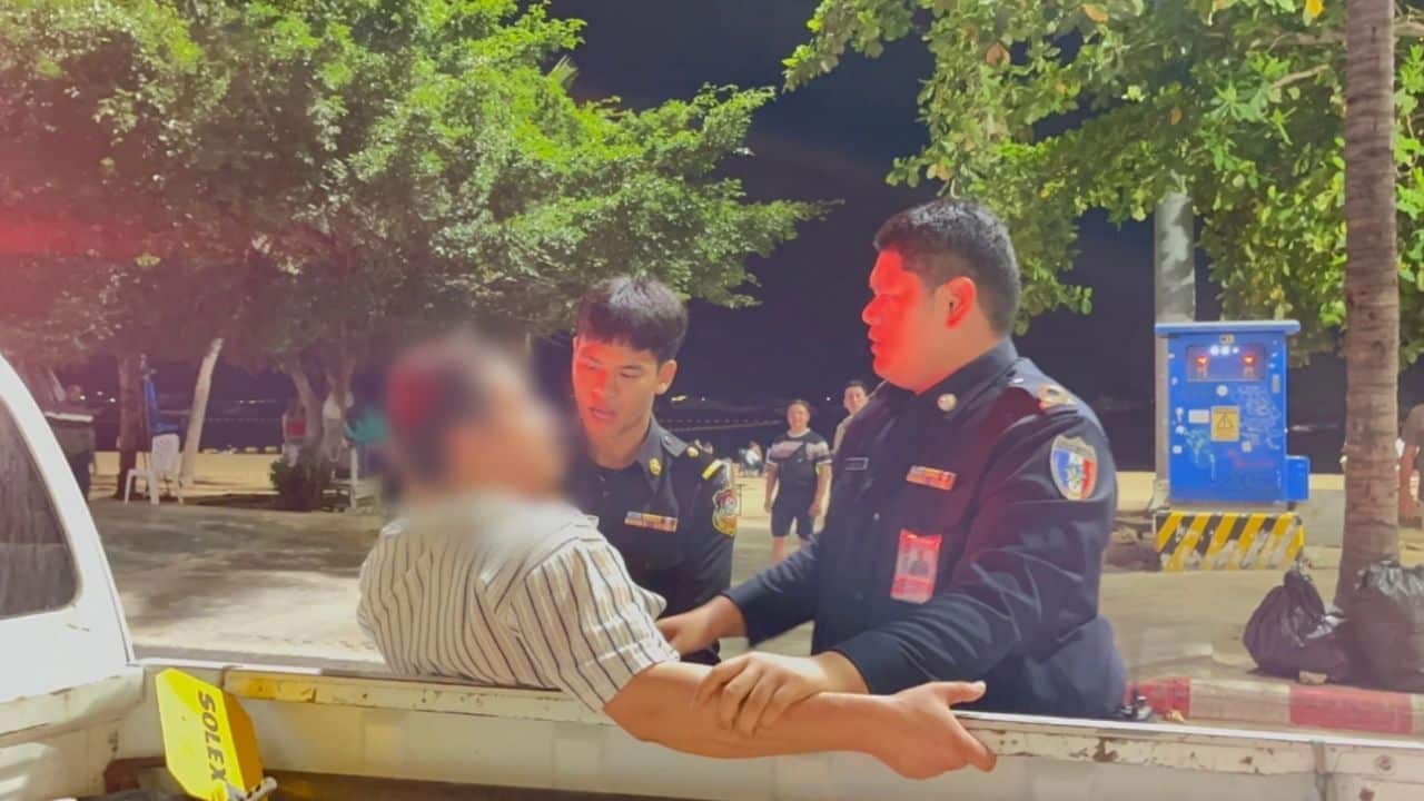 A Moroccan tourist was detained in Pattaya after allegedly leaving a bar without paying his drinks bill and resisting officers.