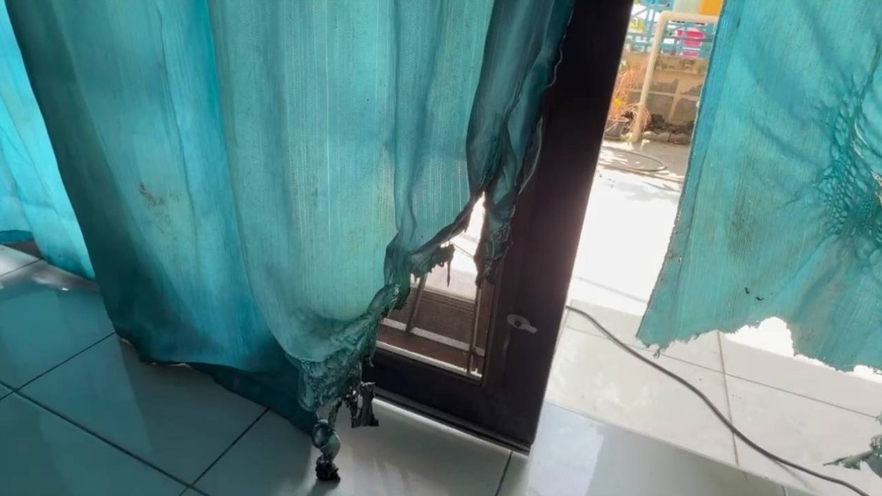 A cheap power bank bought online exploded inside a Samut Prakan home, damaging property while the owner’s wife was nearby.