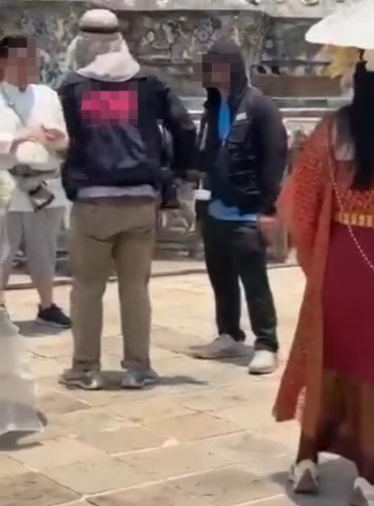 A complaint about Wat Arun photographers has renewed concern over how commercial photo services are managed at the iconic landmark.