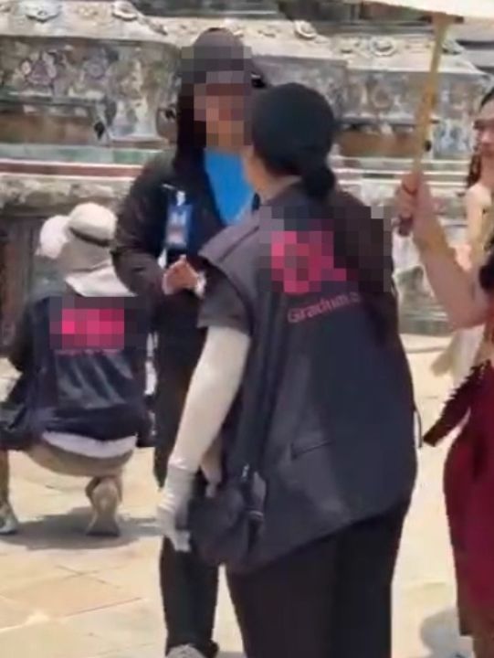 A complaint about Wat Arun photographers has renewed concern over how commercial photo services are managed at the iconic landmark.