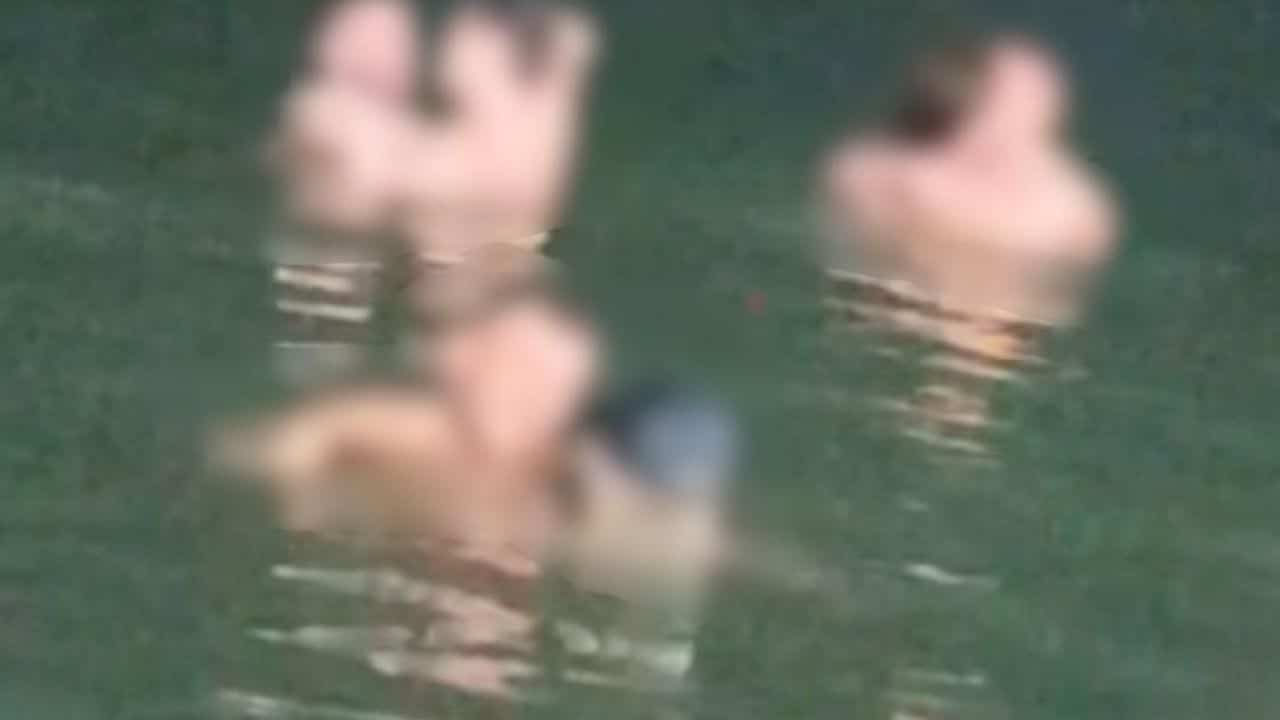 A group of foreign tourists were filmed allegedly engaging in sexual activity in the sea in Pattaya despite repeated warnings from bystanders.