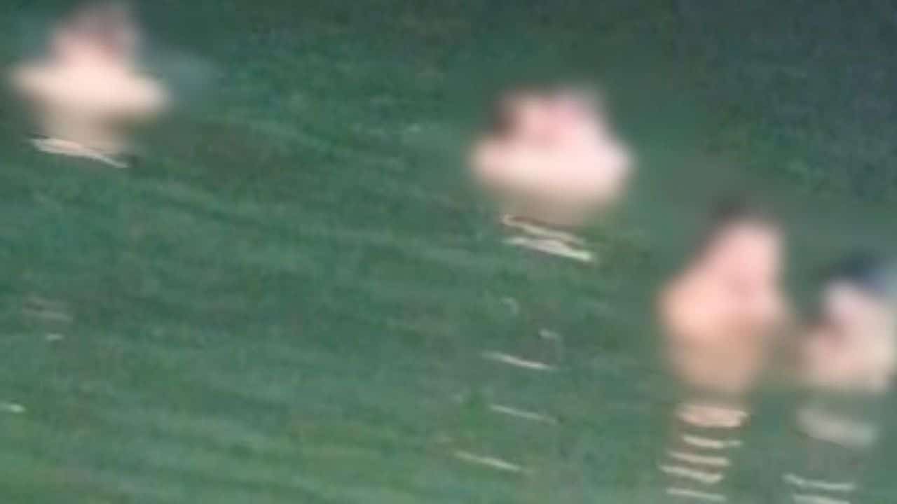 A group of foreign tourists were filmed allegedly engaging in sexual activity in the sea in Pattaya despite repeated warnings from bystanders.