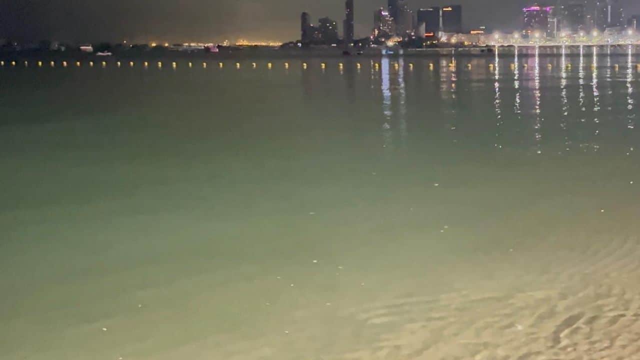 A group of foreign tourists were filmed allegedly engaging in sexual activity in the sea in Pattaya despite repeated warnings from bystanders.