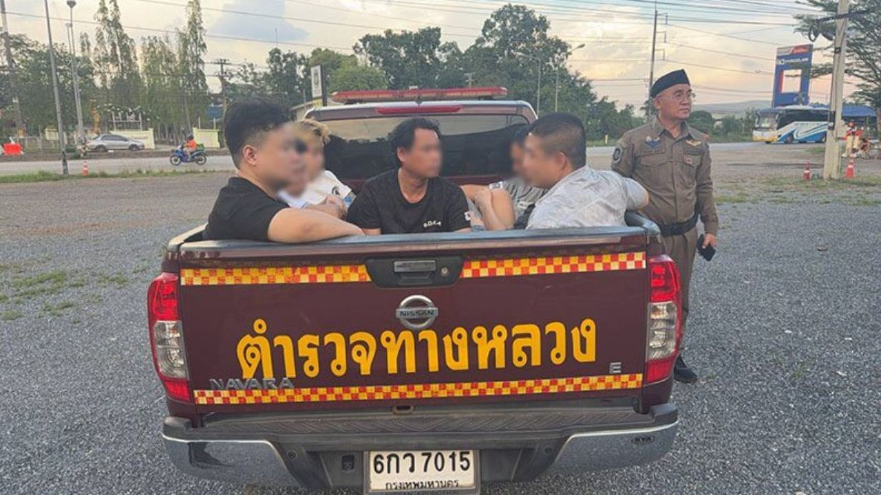Police caught a Thai driver and Chinese nationals in Sa Kaeo after a 70km pursuit involving a pickup heading towards Bangkok.