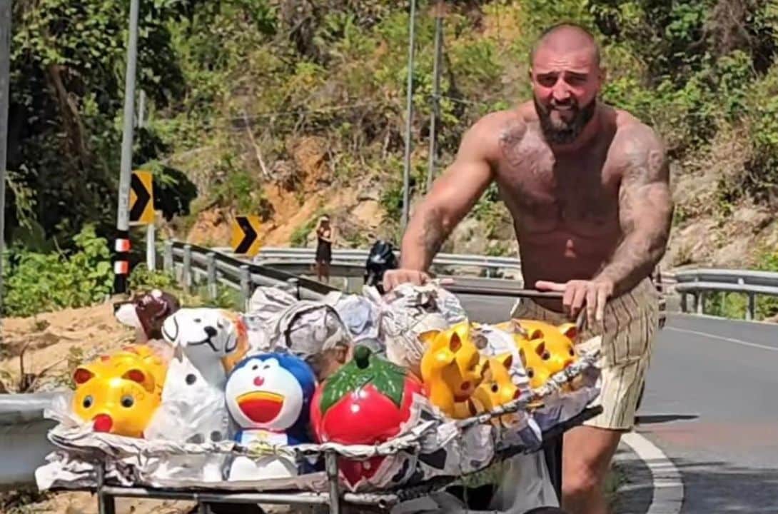 Thai Netizens praised a Russian tourist in Phuket who helped an elderly vendor push a cart up a steep hill in Rawai.