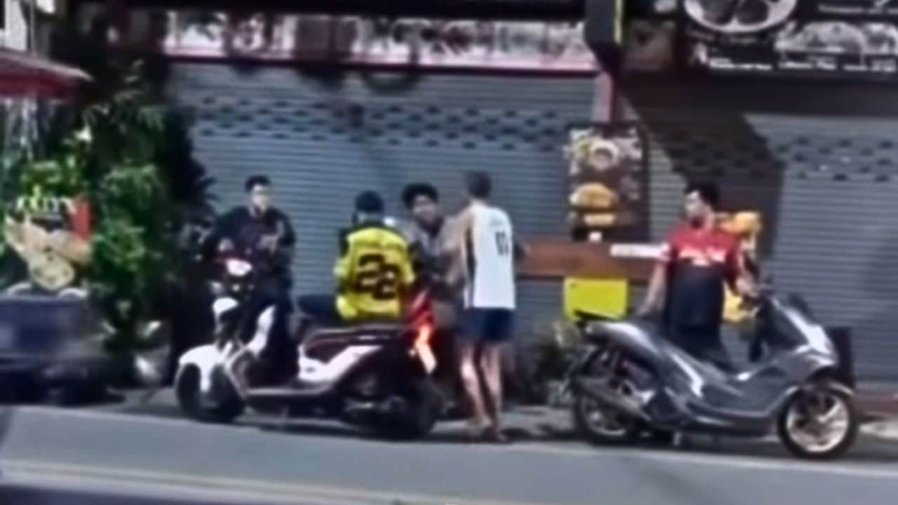A foreign man drew criticism after he was filmed provoking and slapping a Thai man before the situation turned into a street fight.