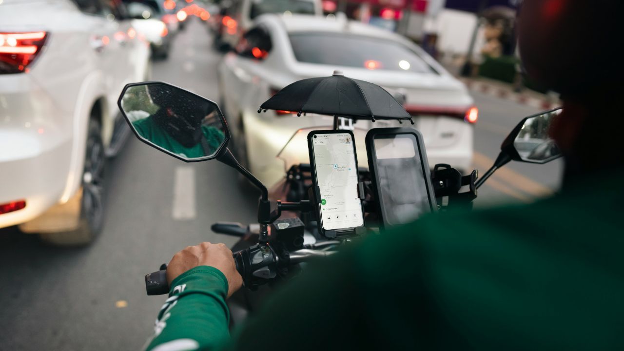 Ride-hailing apps have one month to improve safety standards as the Transport Ministry prepares stricter rules for app-based taxis.