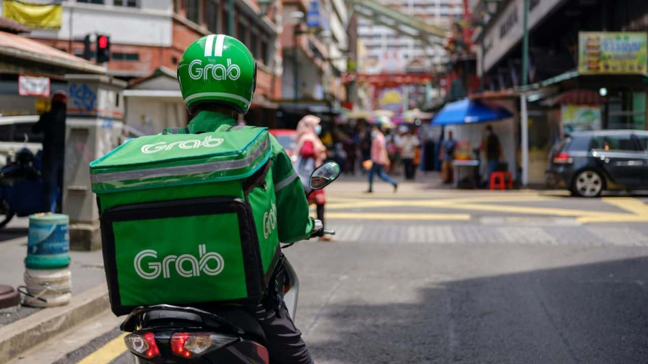 Ride-hailing apps have one month to improve safety standards as the Transport Ministry prepares stricter rules for app-based taxis.