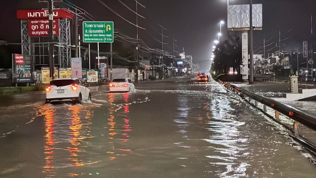 Flooding returned to Pattaya after heavy overnight rain left roads submerged, vehicles stranded, and traffic disrupted across the city.
