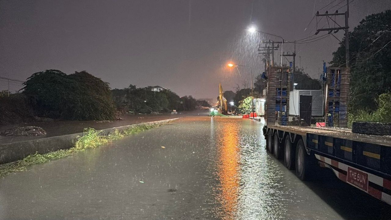 Flooding returned to Pattaya after heavy overnight rain left roads submerged, vehicles stranded, and traffic disrupted across the city.