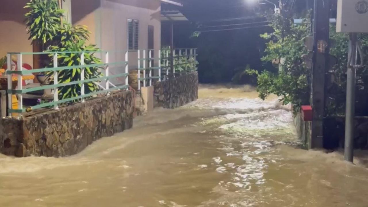 Flooding returned to Pattaya after heavy overnight rain left roads submerged, vehicles stranded, and traffic disrupted across the city.