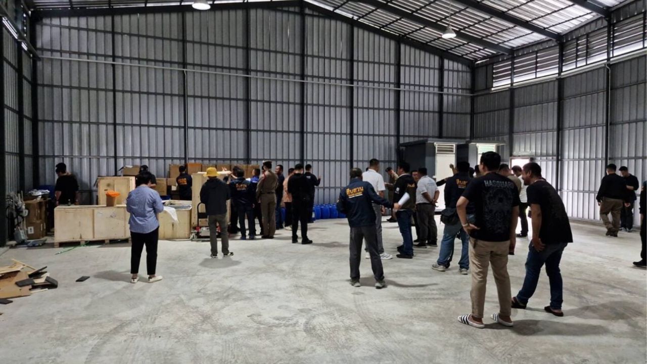 Police raided a luxury villa in Chon Buri and detained two Chinese suspects after uncovering a drug lab linked to Pod K chemicals.