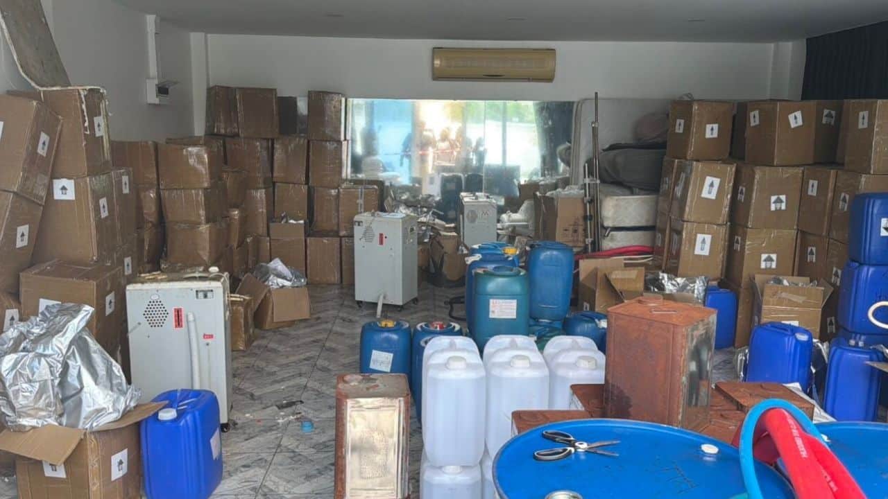 Police raided a luxury villa in Chon Buri and detained two Chinese suspects after uncovering a drug lab linked to Pod K chemicals.