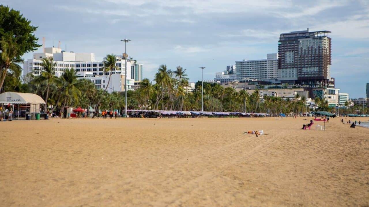 Pattaya’s tourism business association backs cutting Thailand's visa-free stays to 30 days, citing scammer concerns and illegal activity.