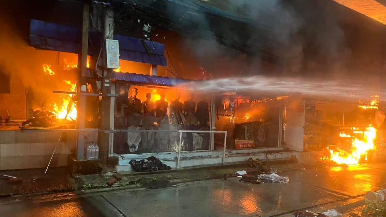 Police are investigating a Pattaya Indian restaurant fire that damaged two businesses near Pattaya Beach Road early today.