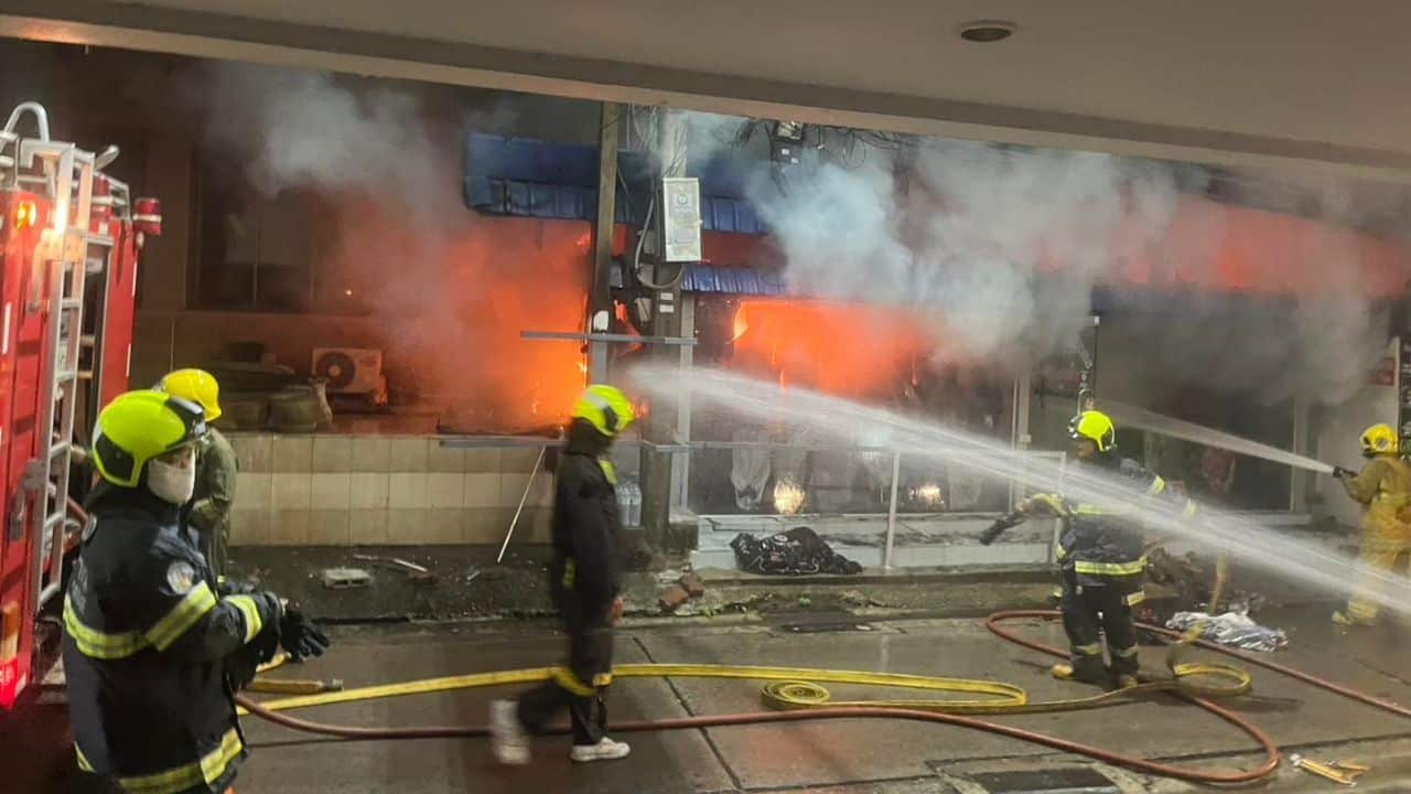 Police are investigating a Pattaya Indian restaurant fire that damaged two businesses near Pattaya Beach Road early today.