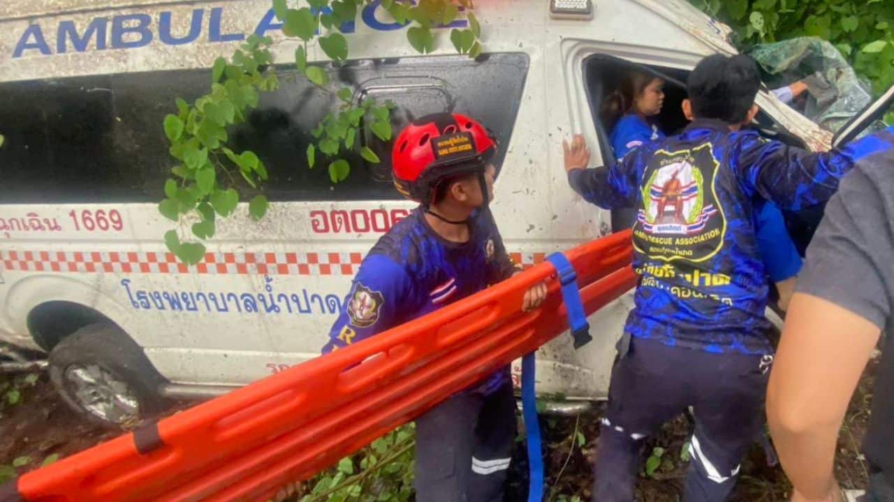 An Uttaradit ambulance accident killed a Nam Pat Hospital emergency officer who was responding to a car crash during rainy weather.