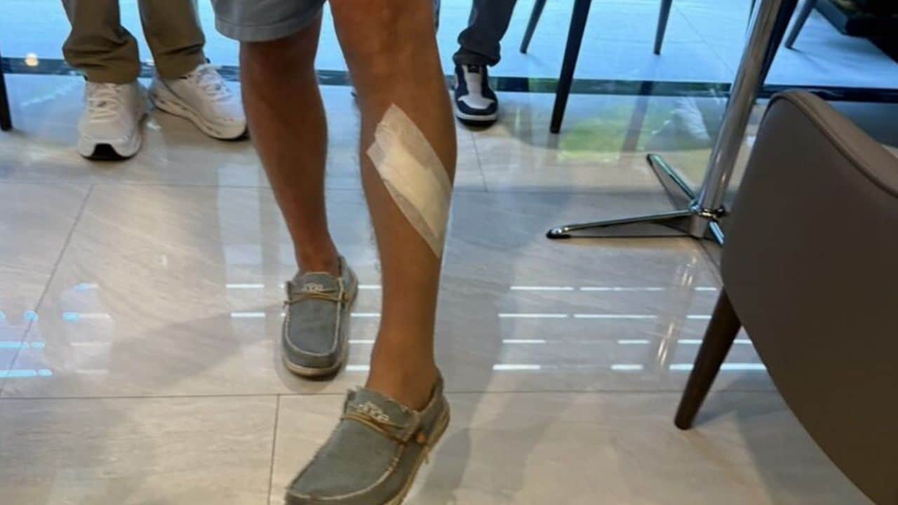 Police found Mika Salo at a Bangkok hotel after reports that the former Formula One driver suffered a serious leg injury in Sukhumvit.