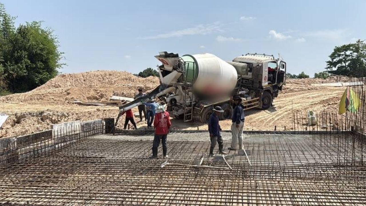 A mortar round fell from a concrete mixer truck in Amnat Charoen while workers were pouring concrete at a water retention site.