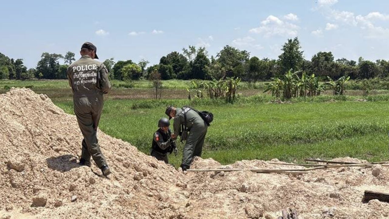 A mortar round fell from a concrete mixer truck in Amnat Charoen while workers were pouring concrete at a water retention site.