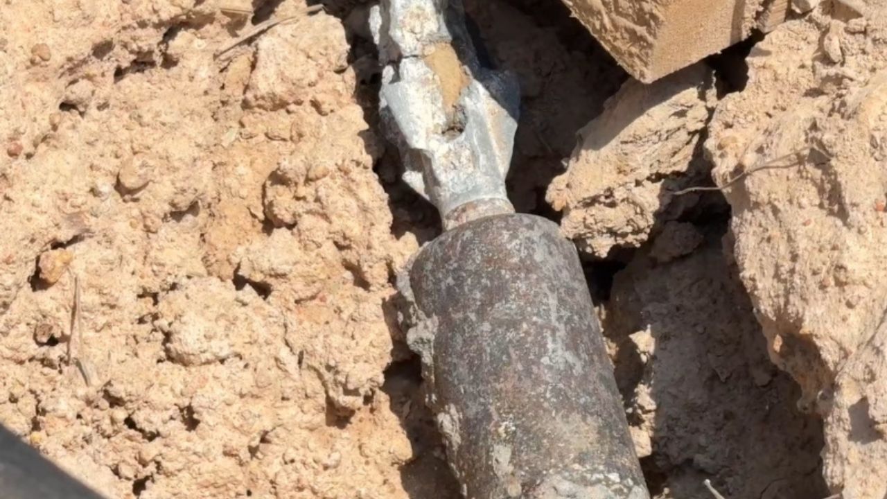 A mortar round fell from a concrete mixer truck in Amnat Charoen while workers were pouring concrete at a water retention site.