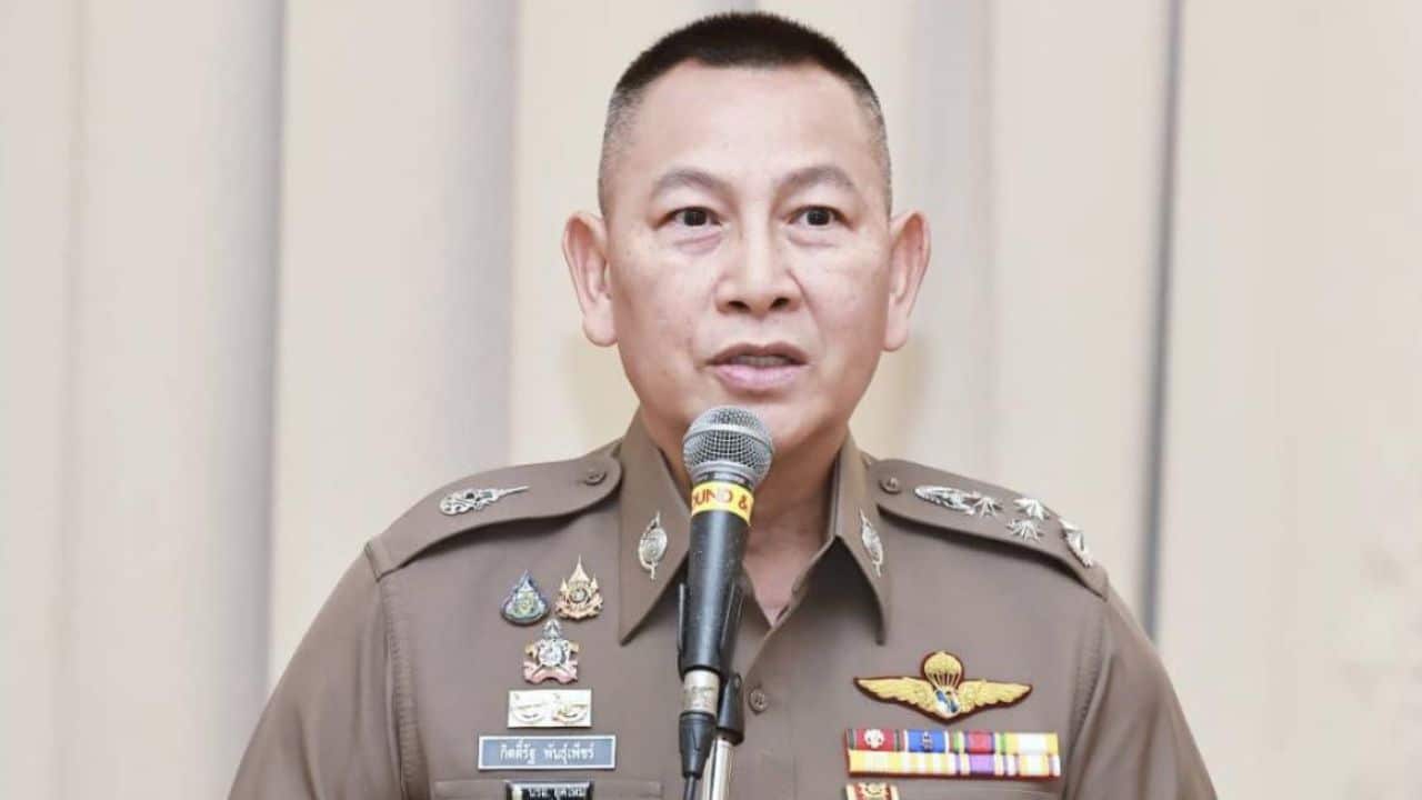 New Thai police posture rules tell officers to avoid six gestures while in uniform as commanders seek better conduct on duty.