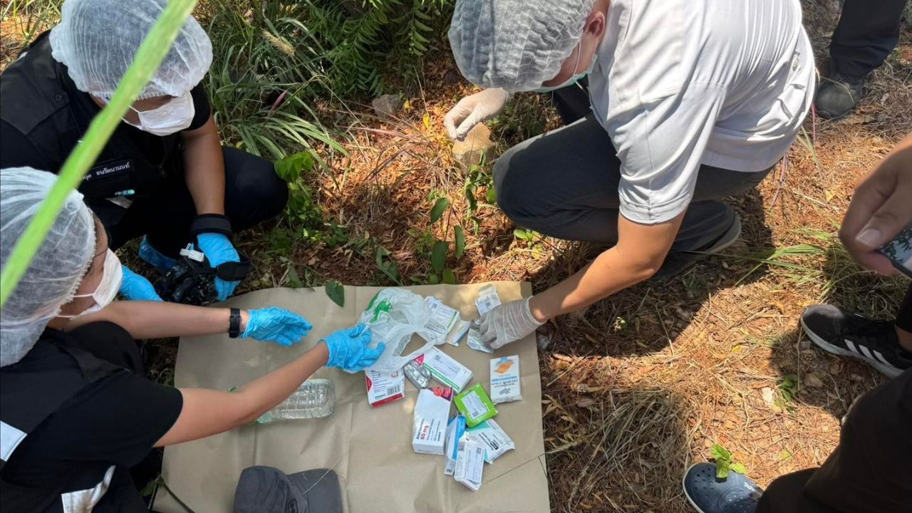 An investigation is underway after an Icelandic man was found dead on Koh Larn, with a large amount of medicine found nearby.