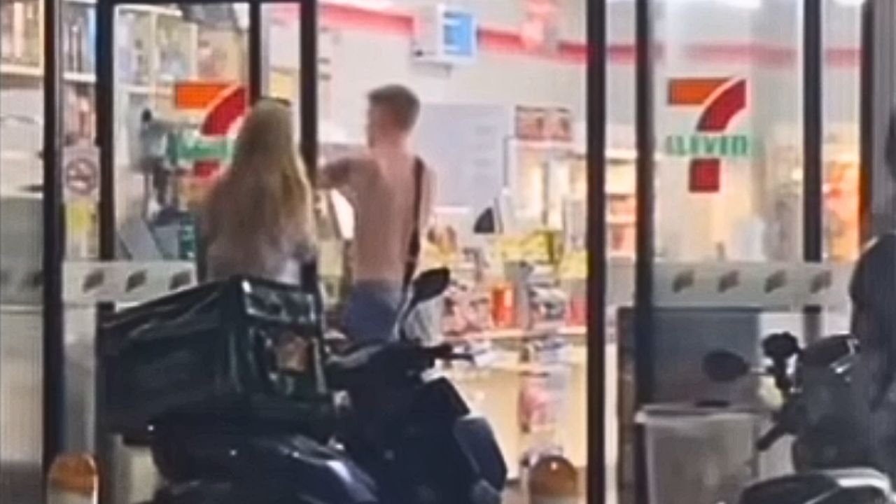 A foreign tourist accused of shoplifting fled after a brawl outside a Pattaya shop, leaving a motorcycle and shoes behind.