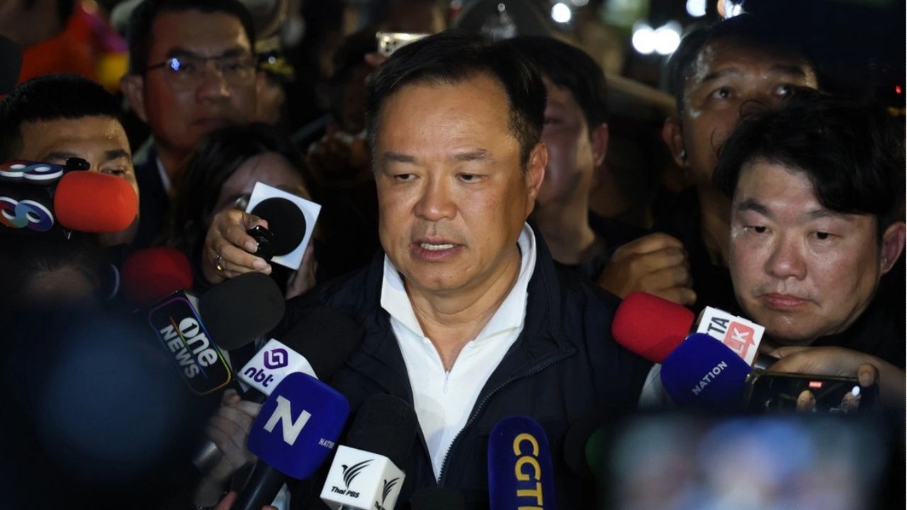 Anutin ordered hospitals and agencies to support victims after the Makkasan rail crossing crash involving a train and bus route 206.