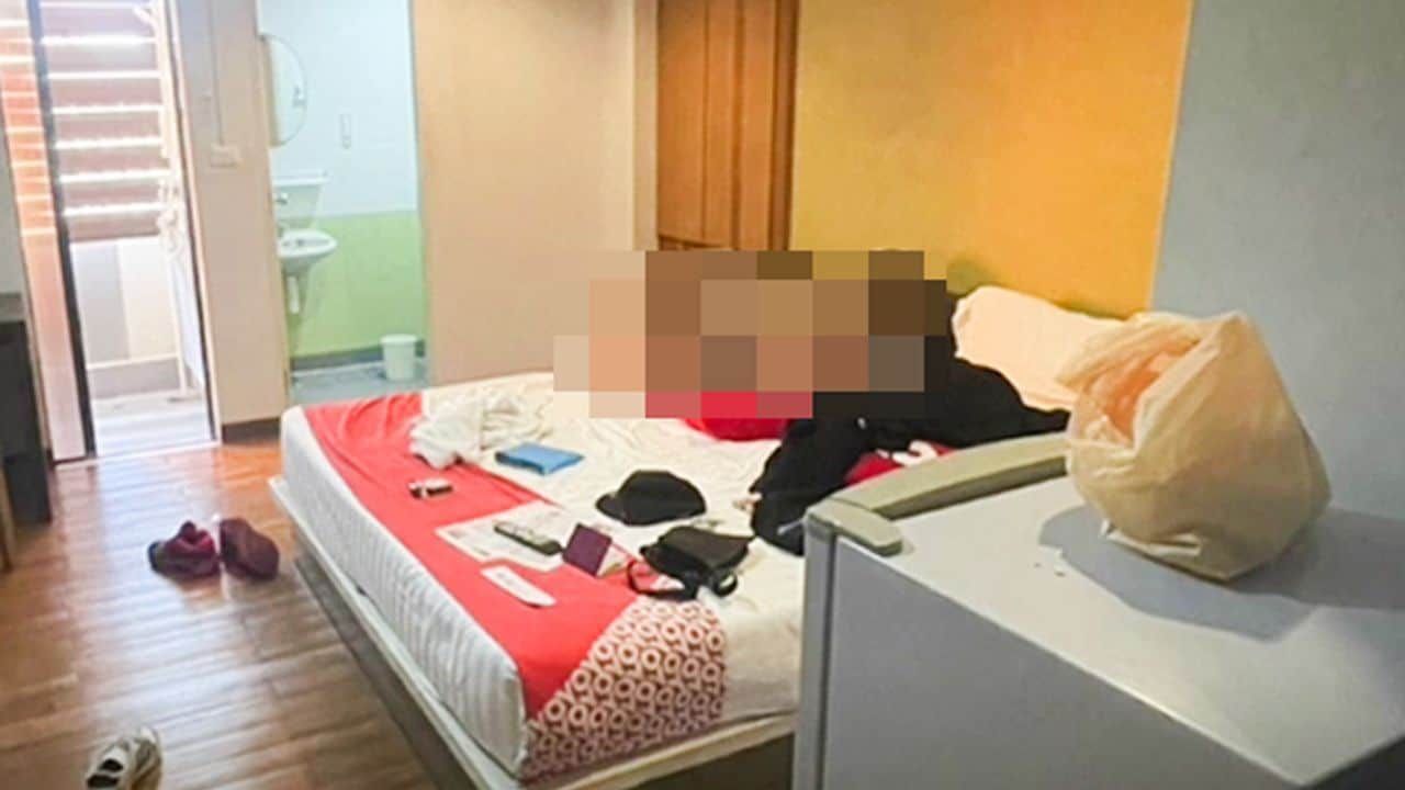 A Turkish man died in Samut Prakan after allegedly swallowing drug capsules, with police finding more packages inside his hotel room.