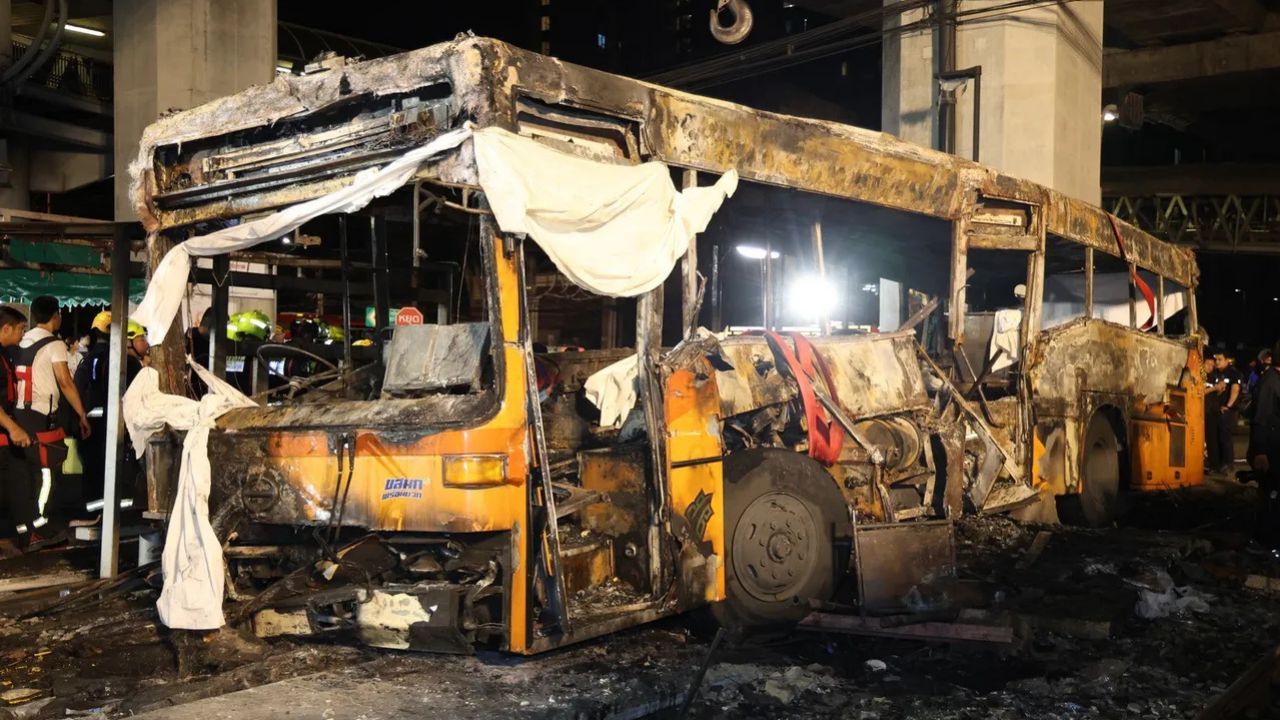 Anutin ordered hospitals and agencies to support victims after the Makkasan rail crossing crash involving a train and bus route 206.