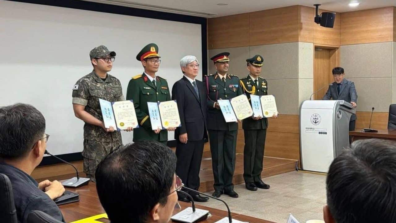 A Thai army officer was honoured in South Korea after helping rescue a driver from an overturned truck in Seoul on May 15.