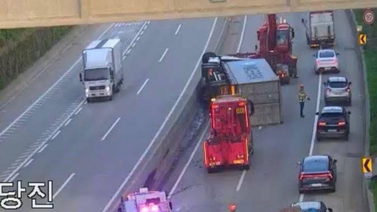 A Thai army officer was honoured in South Korea after helping rescue a driver from an overturned truck in Seoul on May 15.