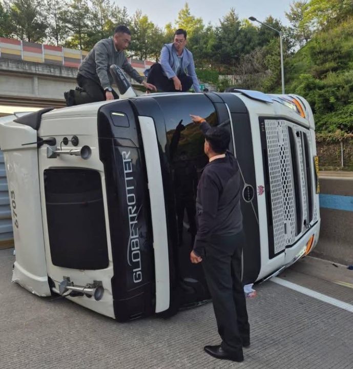 A Thai army officer was honoured in South Korea after helping rescue a driver from an overturned truck in Seoul on May 15.