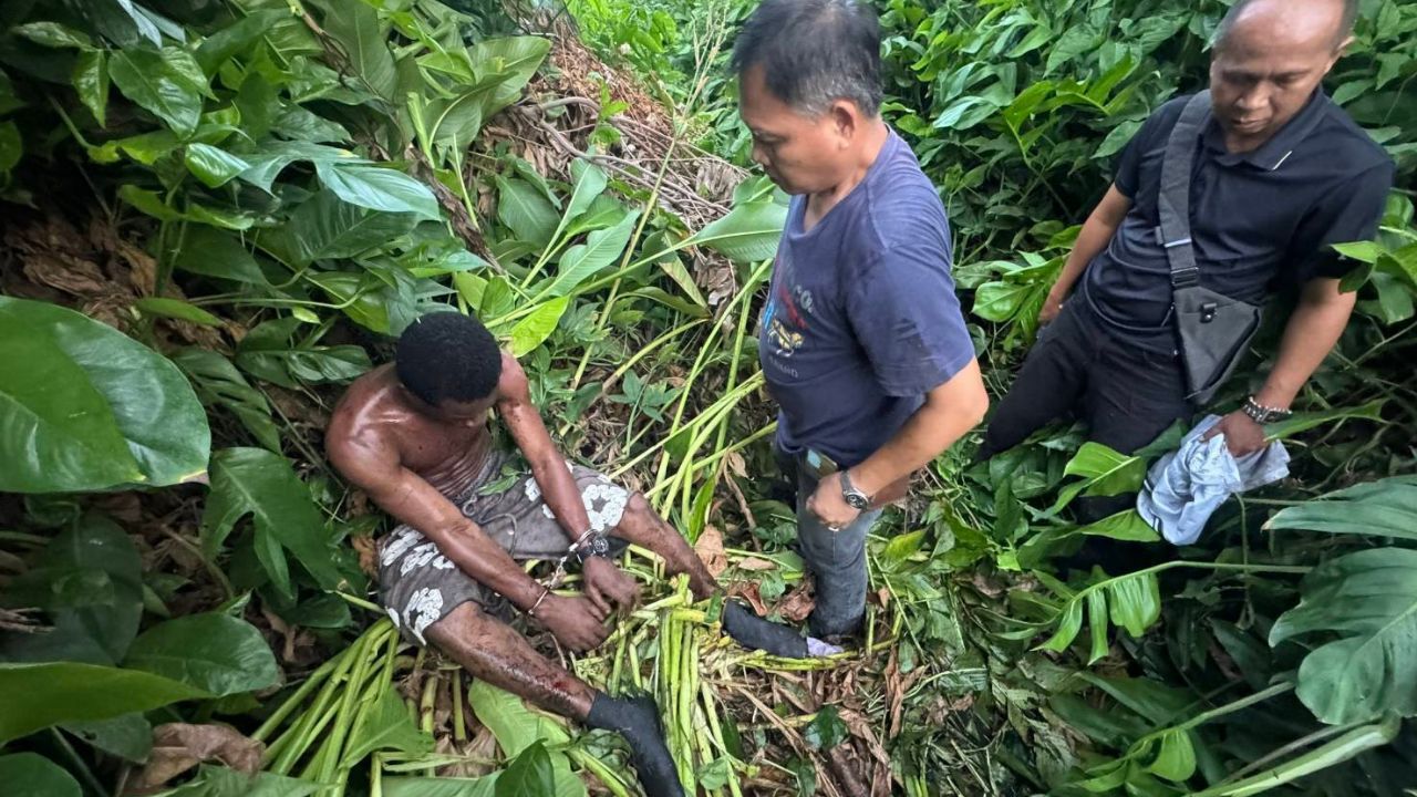 A Nigerian cocaine suspect was arrested in Bangkok after fleeing a Ramkhamhaeng drug sting and hiding in a drainage ditch.
