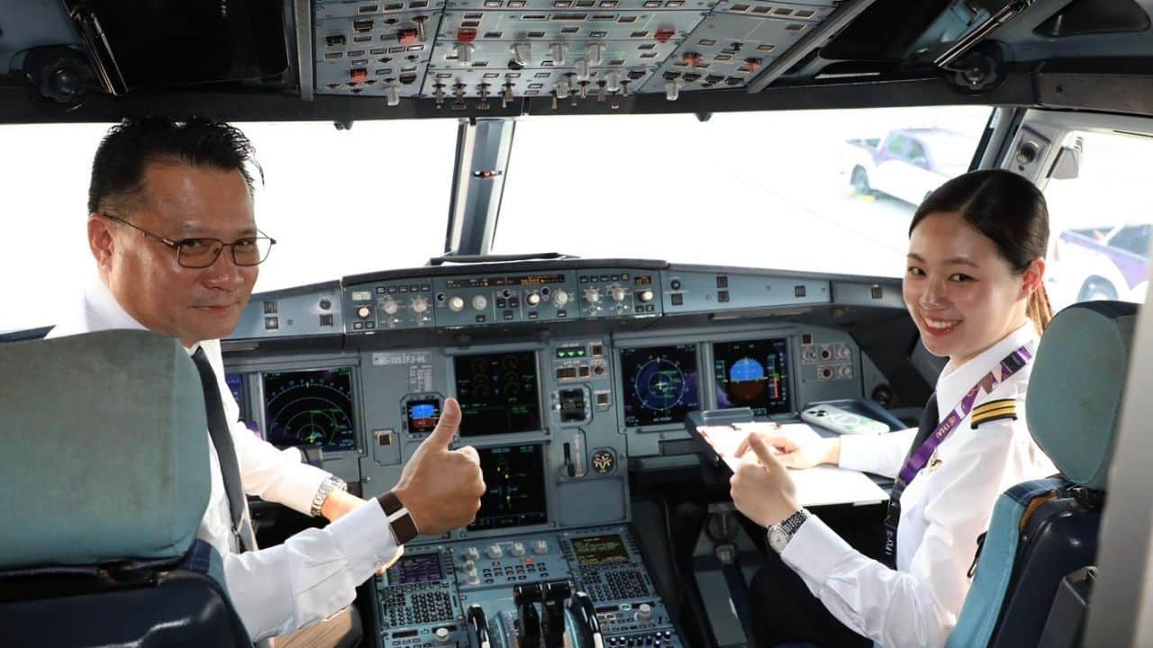 Thai Airway female pilot