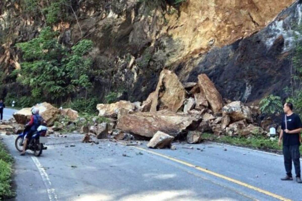 Mae Hong Son landslide blocks highway, cars trapped | News by Thaiger