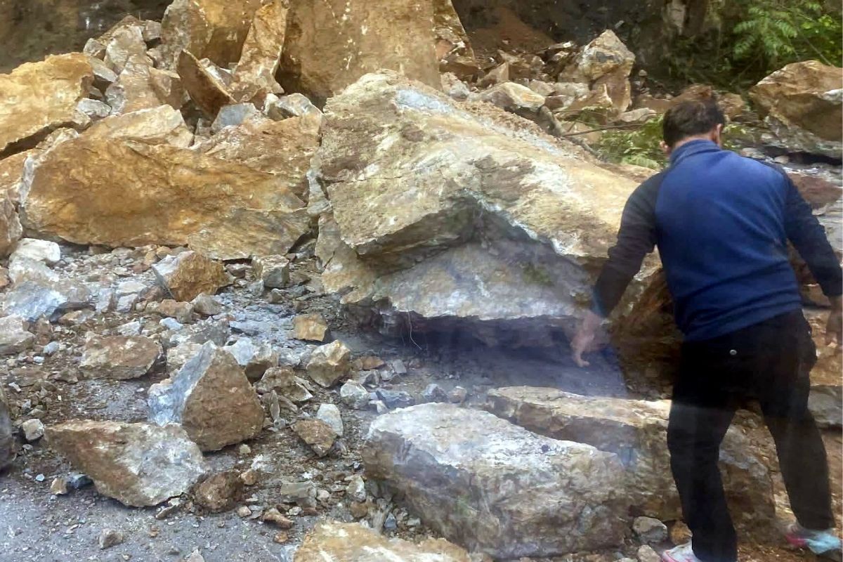 Mae Hong Son landslide blocks highway, cars trapped | News by Thaiger